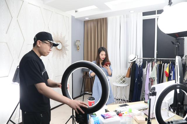 西曼化妆品工厂打造网红基地,直播大咖理想的合作伙伴