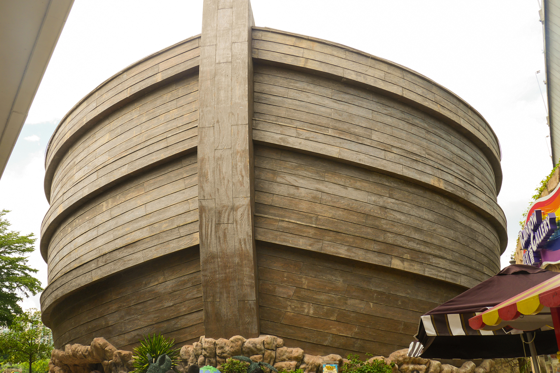 诺亚方舟主题公园是由新鸿基地产公司建造的,目的是向孩子们传播登蝌