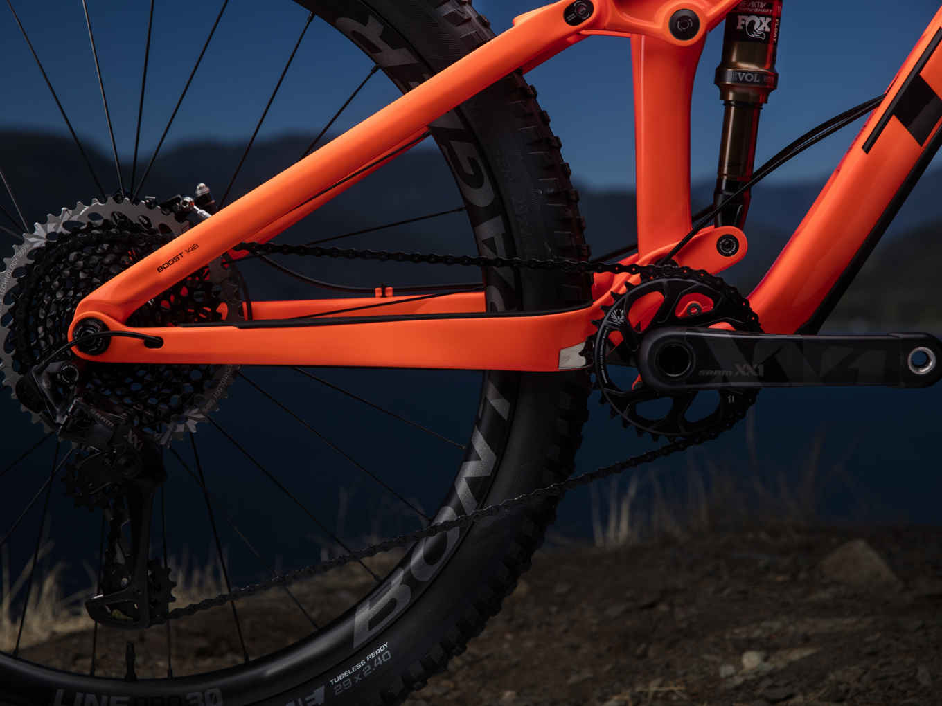 float 避震,从而使这款碳纤维全避震山地自行车成为各种山道的赢家