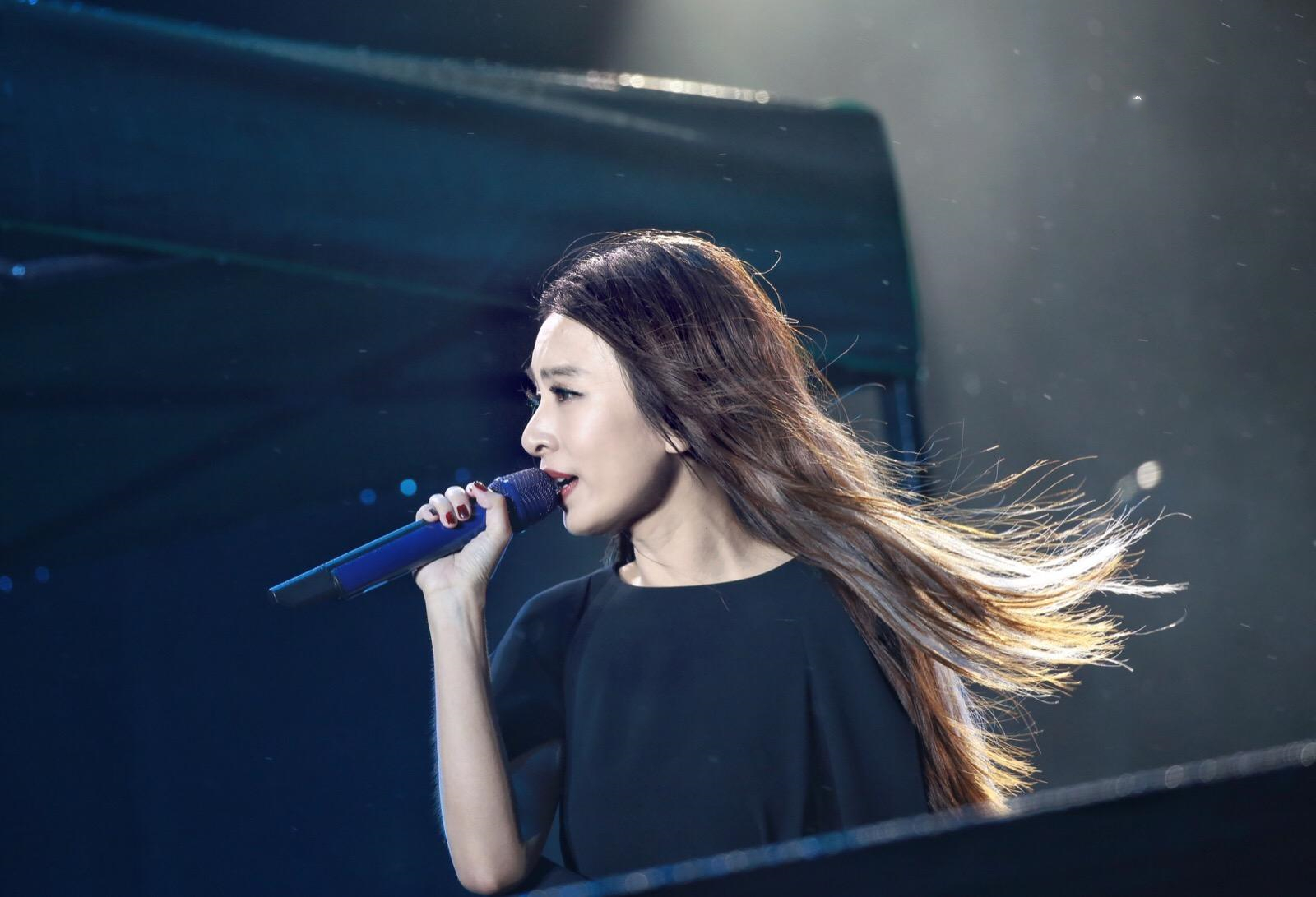 小伙酒吧喝酒后深情吟唱《魔鬼中的天使》走红