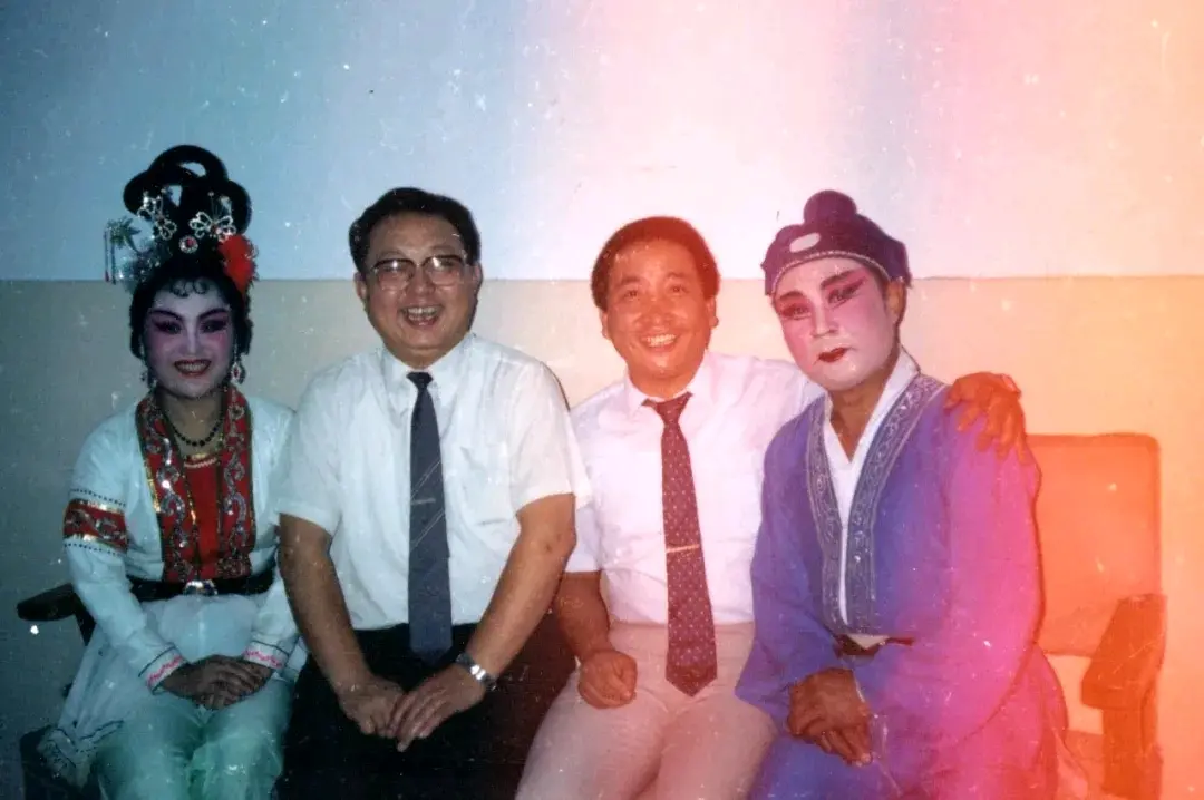 是黑龙江"北派"传统二人转老艺人夏凤阁(艺名小脚槌)的第三代传人