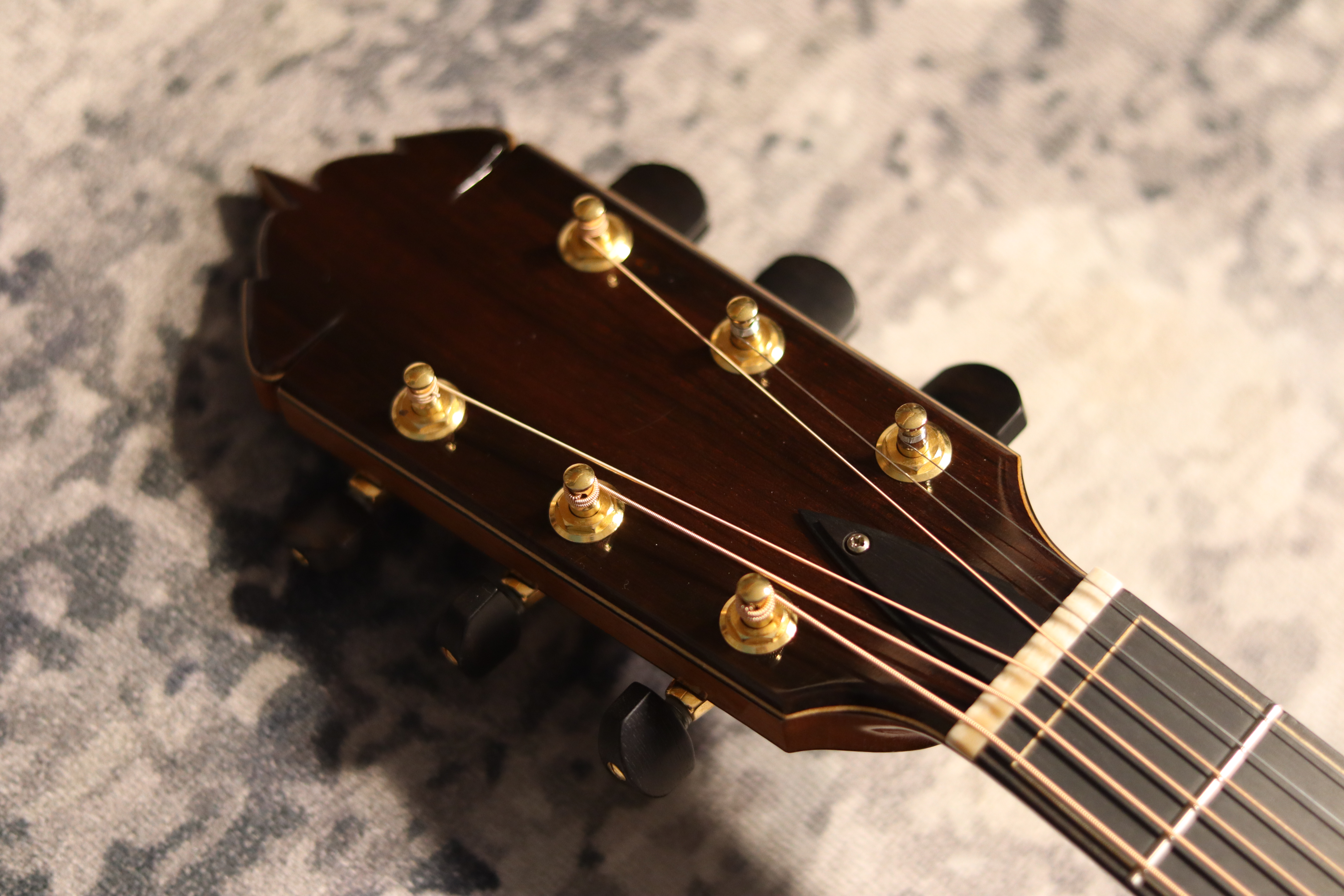 吉他琴枕(nut)与琴码(saddle)的制作与虫胶漆的修补,以一把2003年的