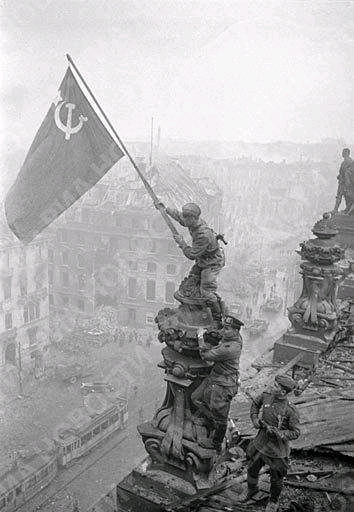 这一刻,在欧洲,苏联人赢了,英国人赢了,美国人赢了,法国人赢了