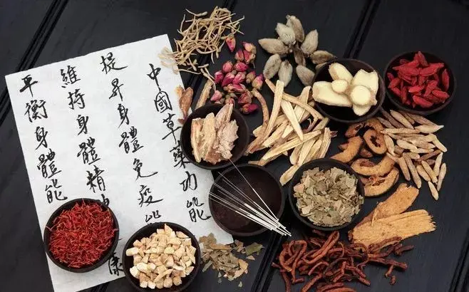 甘苦性寒,入肝胃经, 能清热解毒, 利湿清肝明目, 其味虽苦而不伤阴