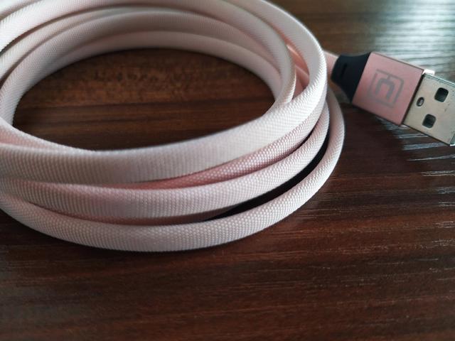 在家给手机充电,2m数据线,轻松解决线长问题!