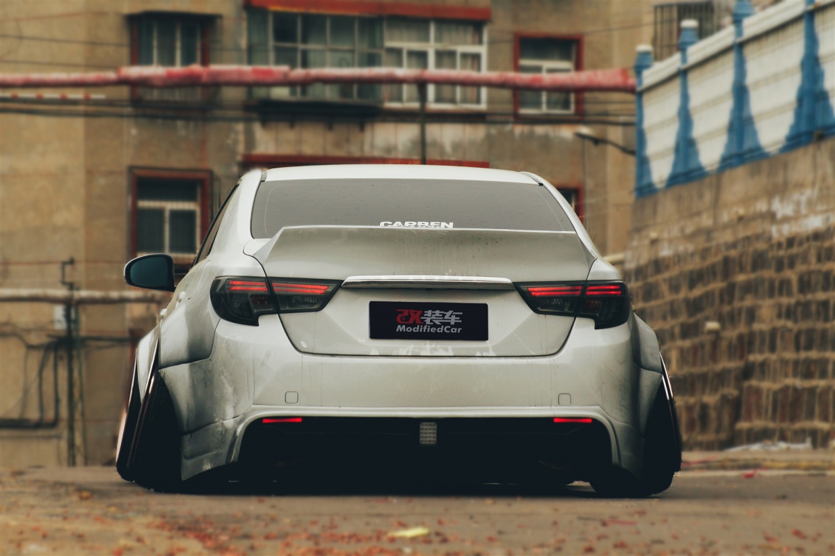 宽体低趴锐志参加聚会后遭"打断腿",最终只能把它拖回家!