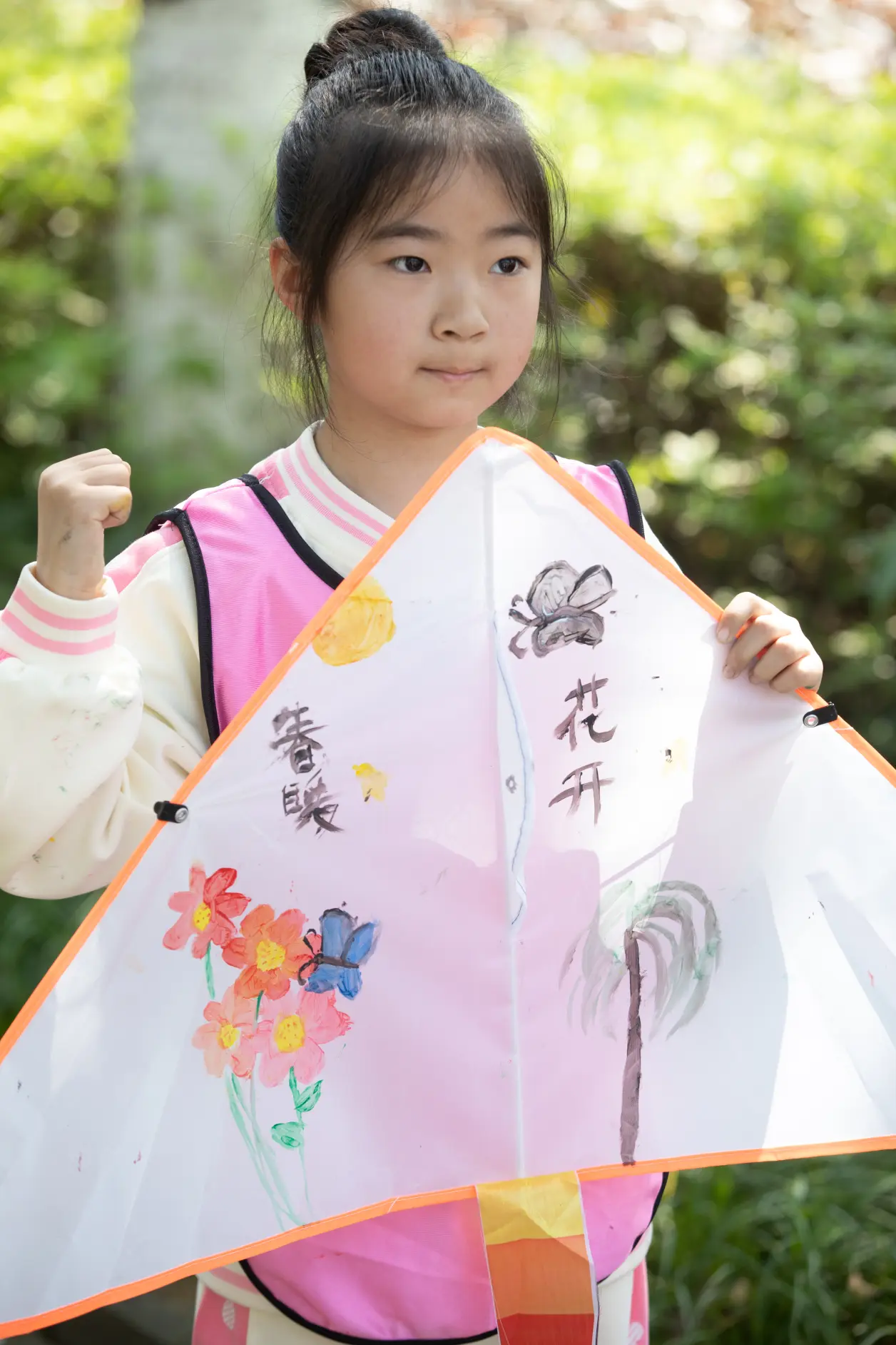 春分风筝飞扬粉红丝带携手童心绘梦想