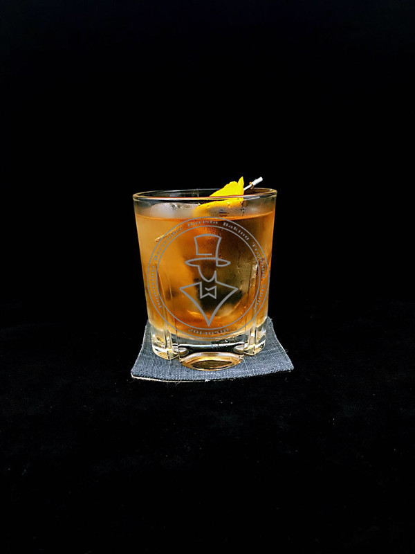 经典的威士忌为基酒调制的鸡尾酒