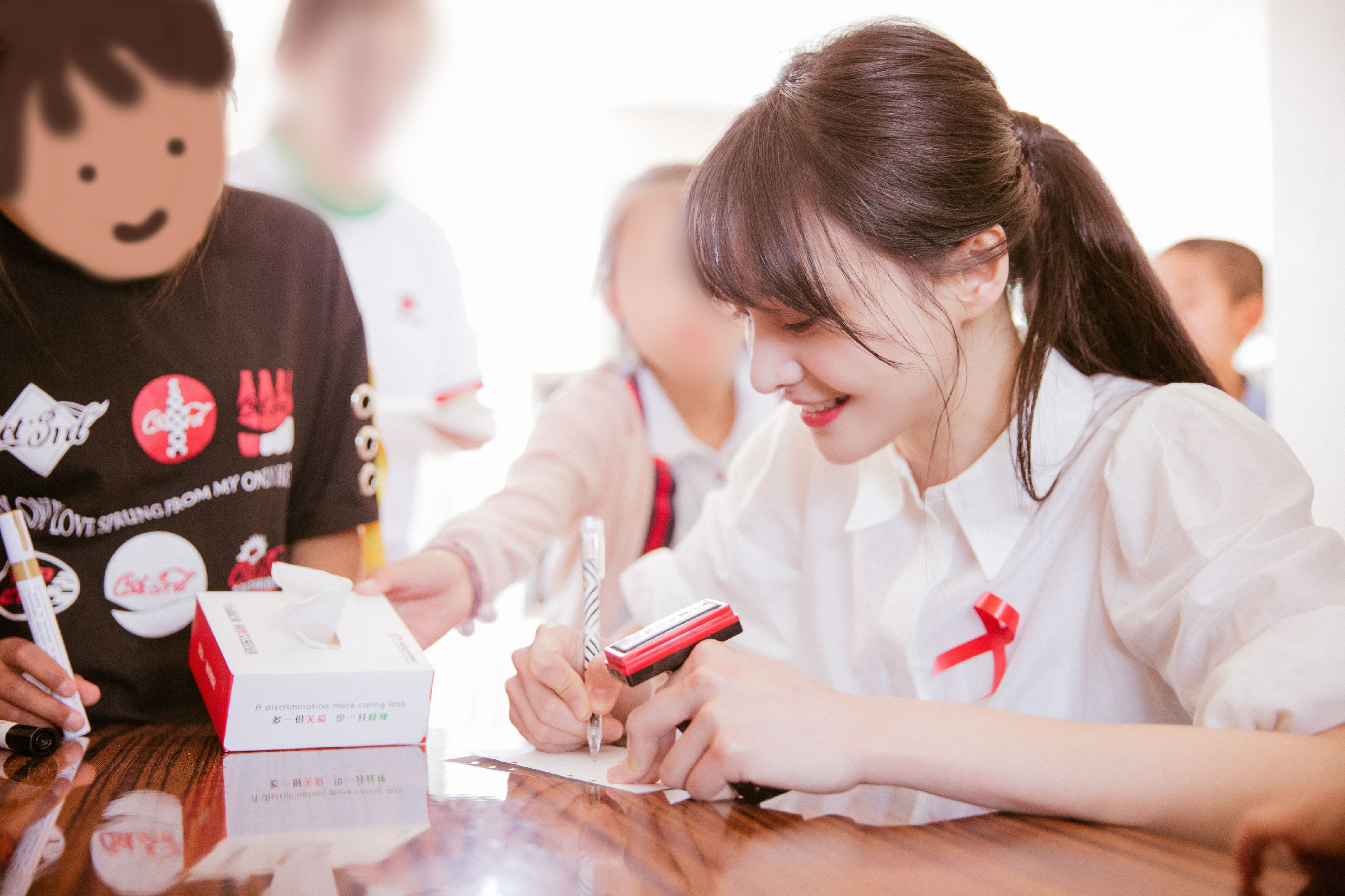 郑爽陆宇鹏探访临汾红丝带学校 用温暖笑容消除歧视