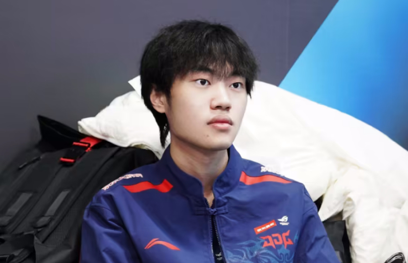 LOL快讯：BLG阿斌再现孤单战神！五杀尺帝都不够他能秀 - 哔哩哔哩