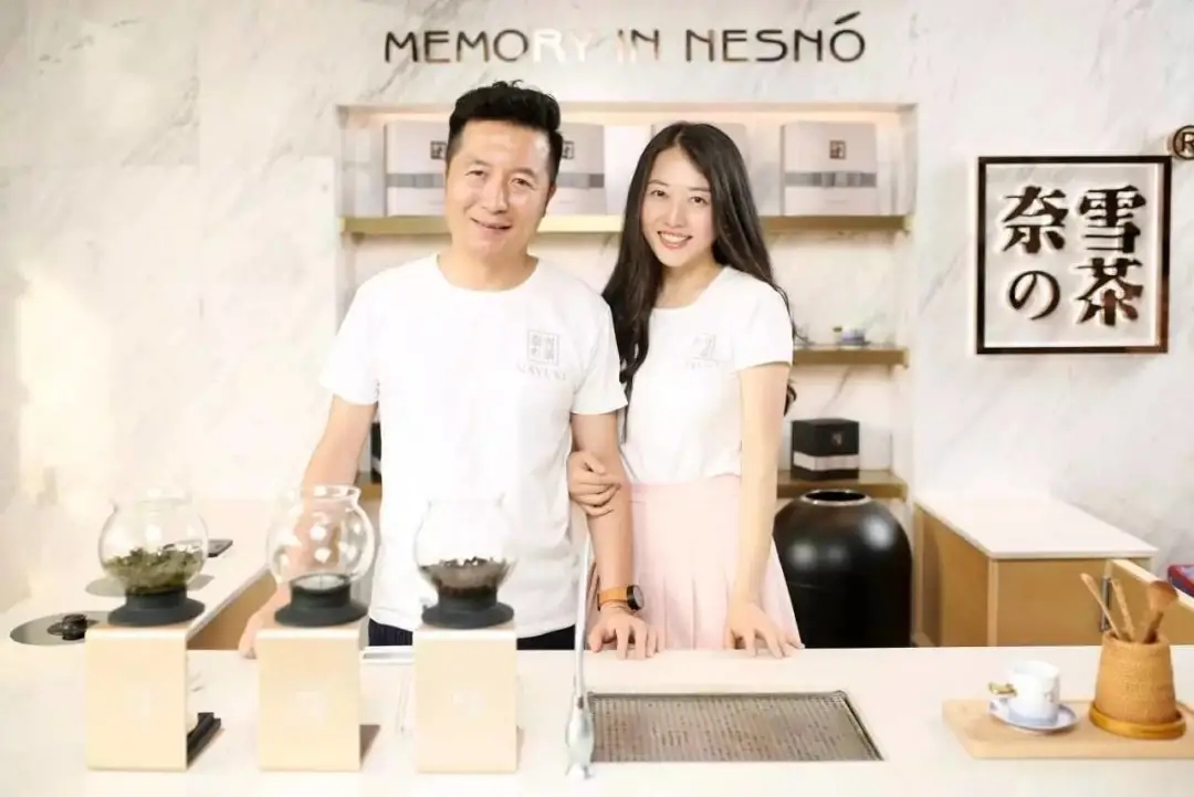 奈雪的茶创始人,现年仅33岁的彭心和42岁的赵林夫妇,两人合计持股9