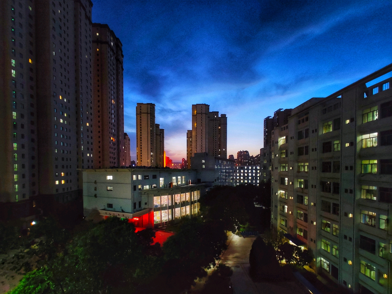 从宿舍窗户拍的宿舍夜景