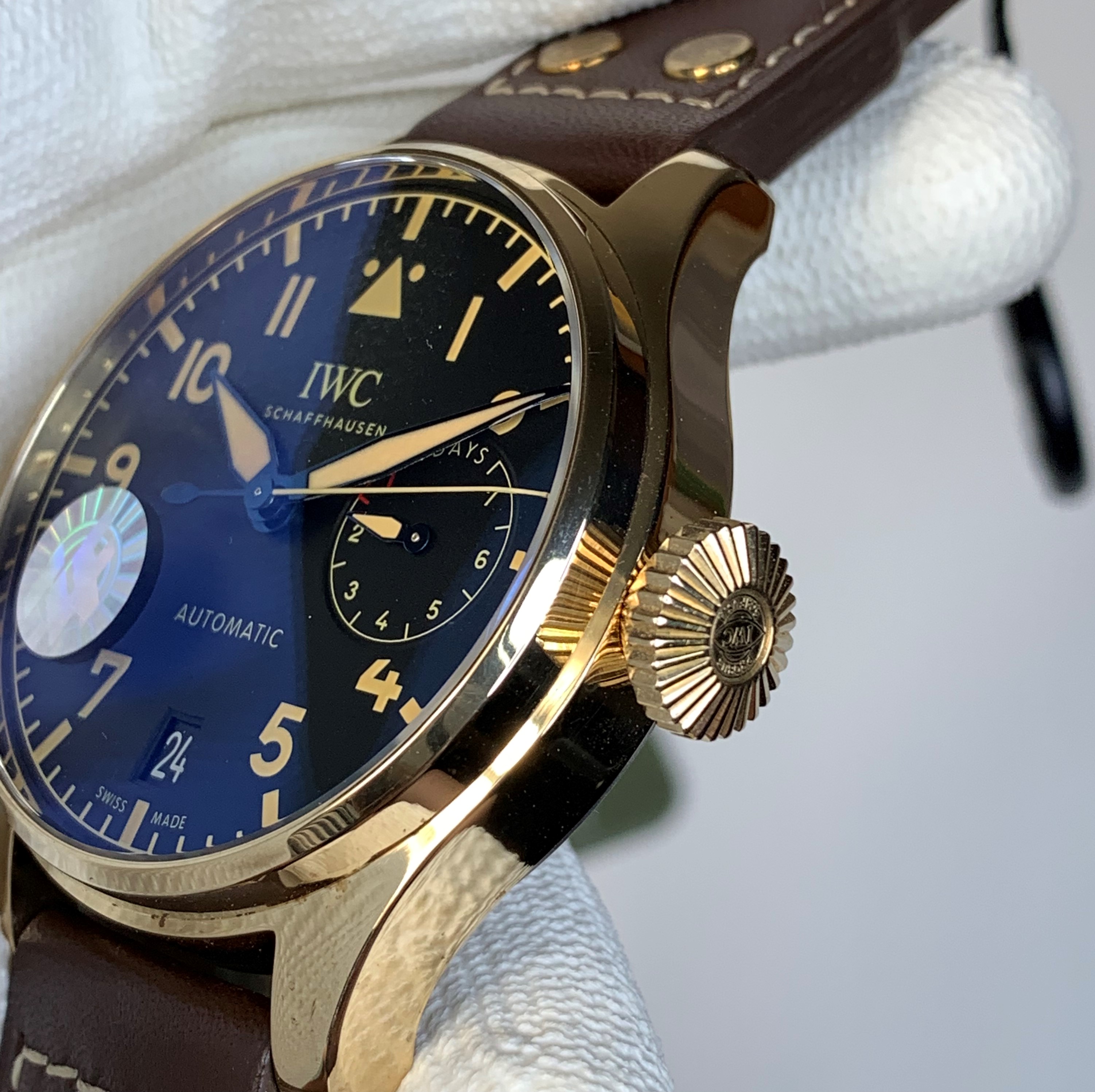 给你眼前一亮的感觉测评与黄金同色的万国青铜大飞腕表