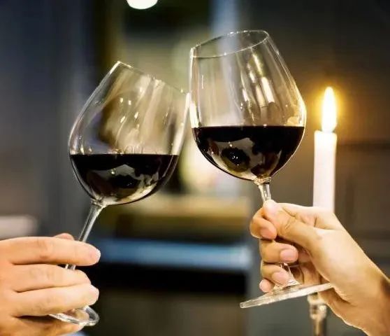 喝红酒哪个时间段喝是最好的_喝最佳红酒时间是多久_喝红酒的最佳时间
