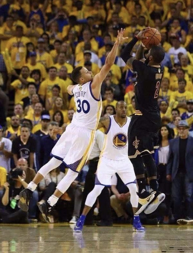 大战中以一记转身跳投绝杀了勇士,延续了欧文无解的关键球实力表现