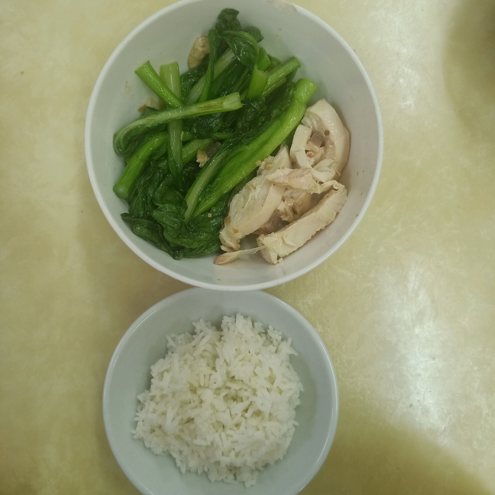 午餐一碗米饭,鸡胸肉,还有炒青菜 米饭没吃完,多吃了一下青菜>▽ 