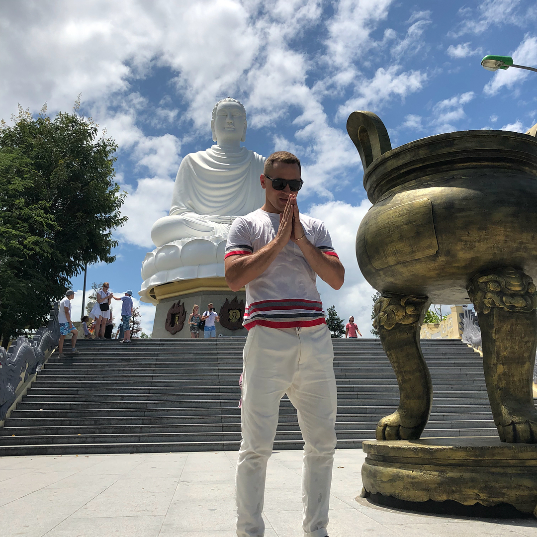 钻石立重誓终结祖耶夫,初代王者突然现身越南烧香拜佛