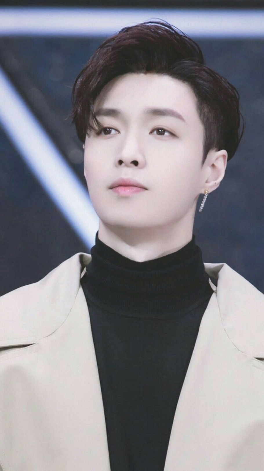 天马行空之yy)张艺兴分身之(七)造星导师张pd 身高:176 发型:大背头