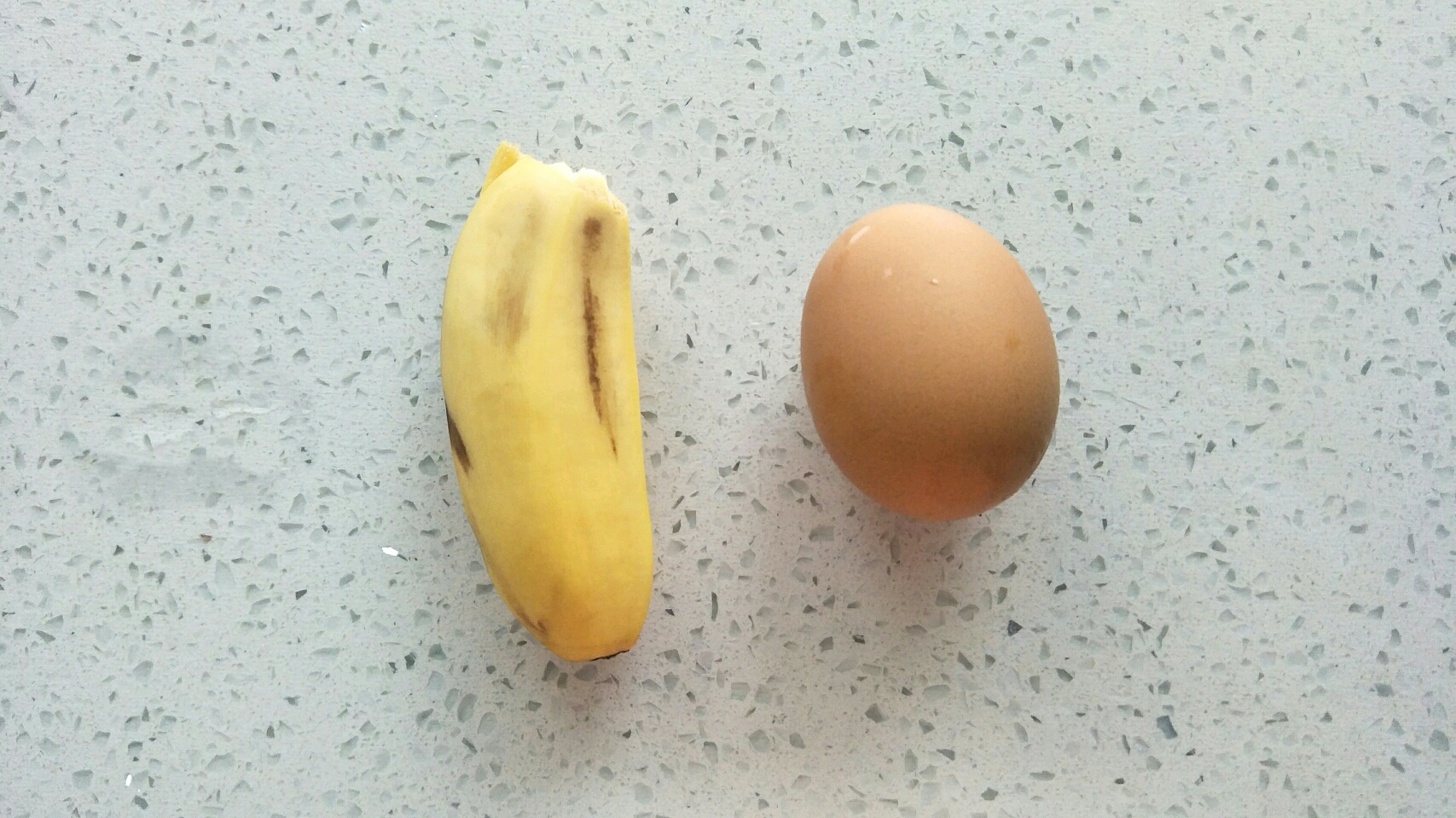 早餐:一个香蕉 一个鸡蛋