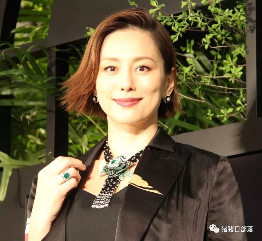 米仓凉子佩戴3亿日元的高级珠宝 自然合身