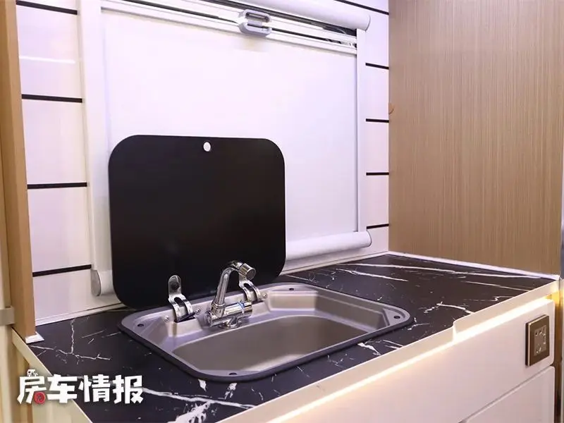 夕阳红2号房车来啦 水电足驾驶轻松 老两口退休后开着玩刚刚好 哔哩哔哩