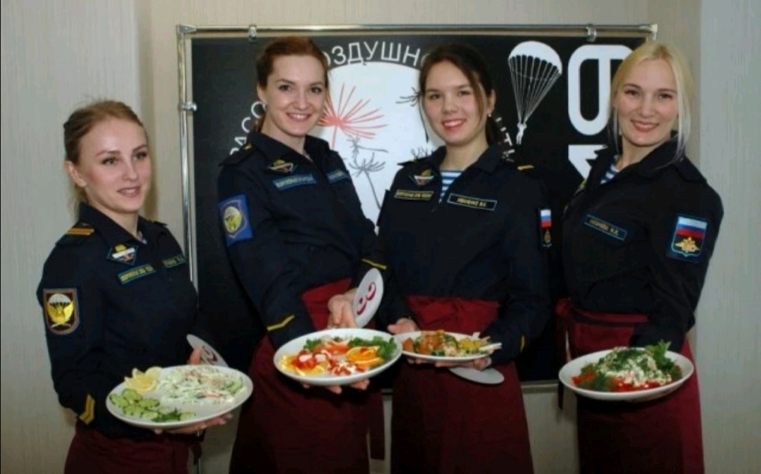 俄罗斯展示新型野战炊事车随车配备多名美丽厨娘或食堂大妈