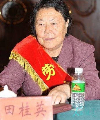 她17岁进入铁路局,6个月行车3万公里,成为中国第一位女火车司机