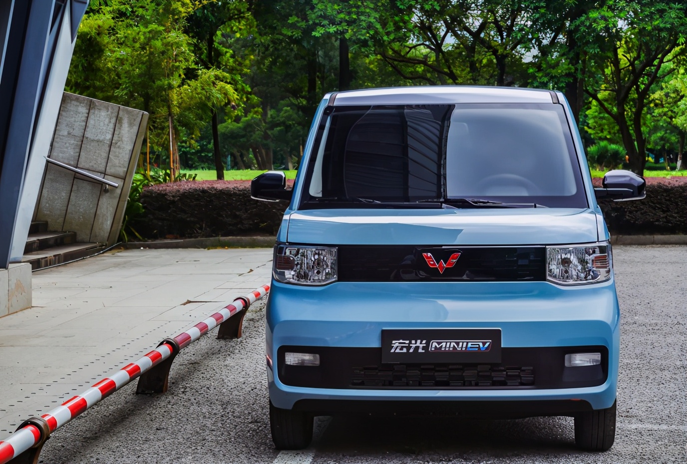 不管是五菱宏光miniev销量暴涨,还是新能源股价暴涨,其实这都是在预示
