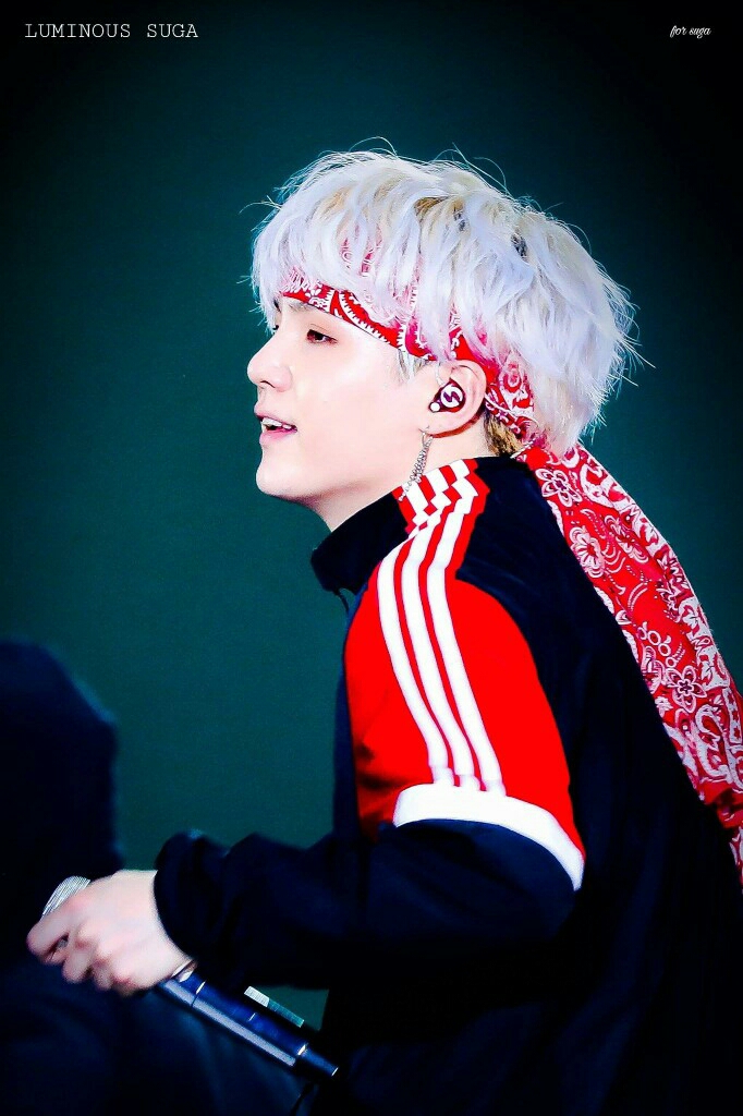 声音不大,却像教堂中的圣咏般清晰冰冽. 随后闵玧其转向金泰亨.