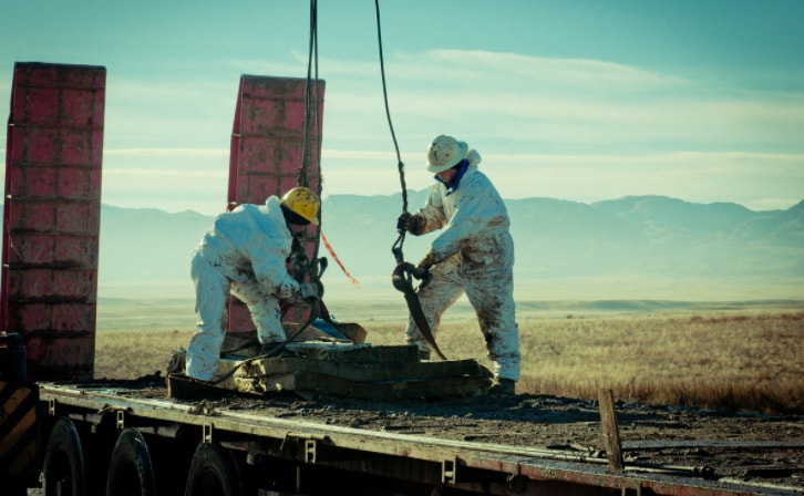图为哈萨克斯坦石油工人