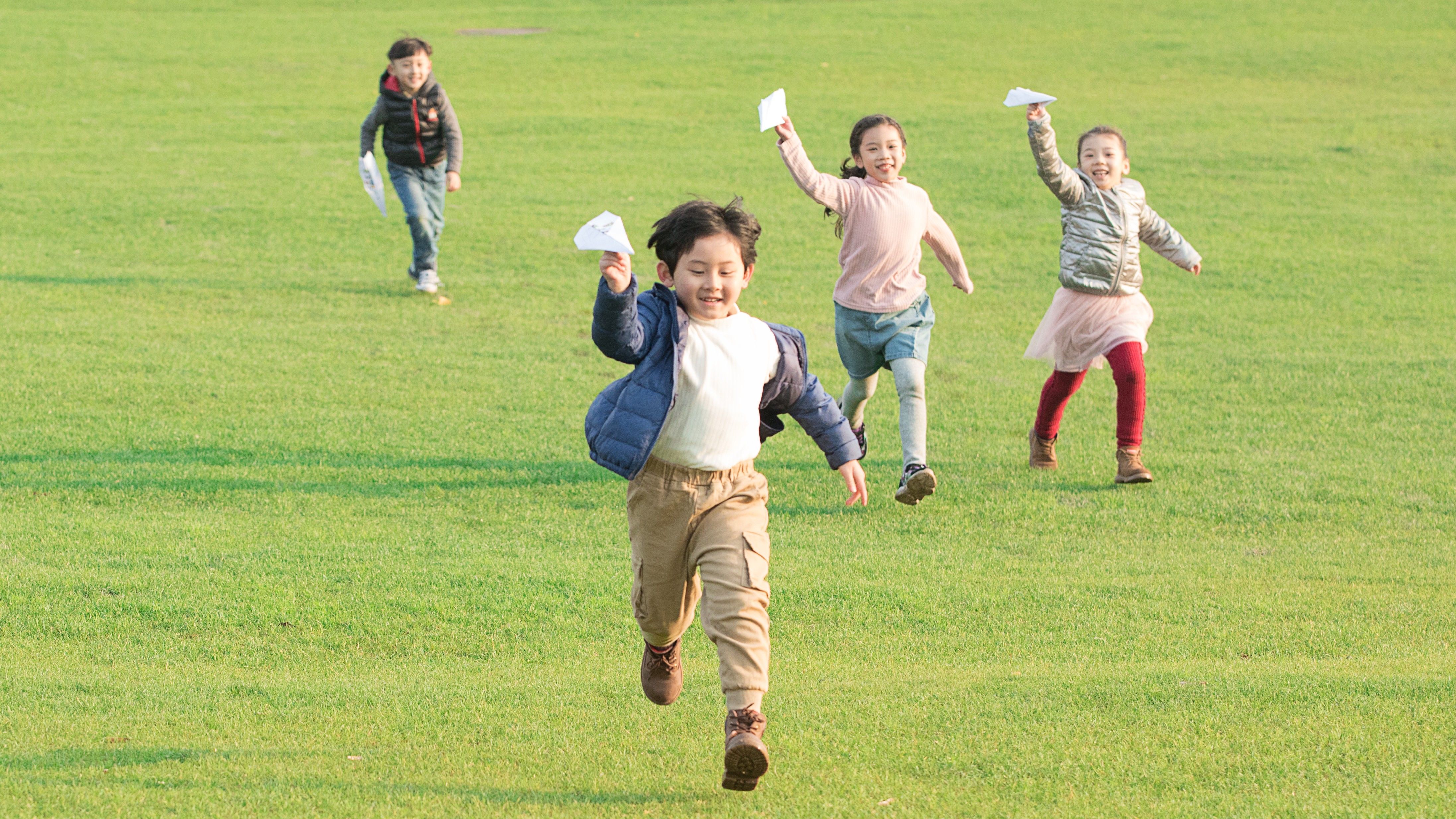 小孩子奔跑素材-小孩子奔跑图片-小孩子奔跑素材图片下载-觅知网
