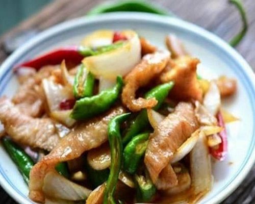 2.把隔山肉放入电饭锅,加入适量水,姜丝和料酒煮10分钟. 3.