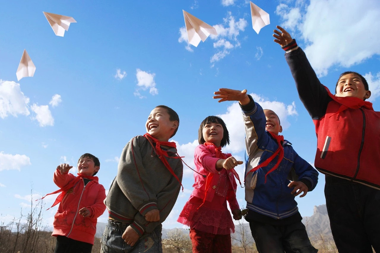 幾個來自鄉村小學的孩子放飛紙飛機./ 視覺中國