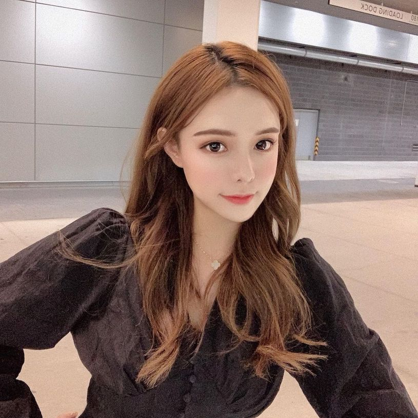 正妹「穿皮裤有够惹火」,「大深v」让人无法忽视!