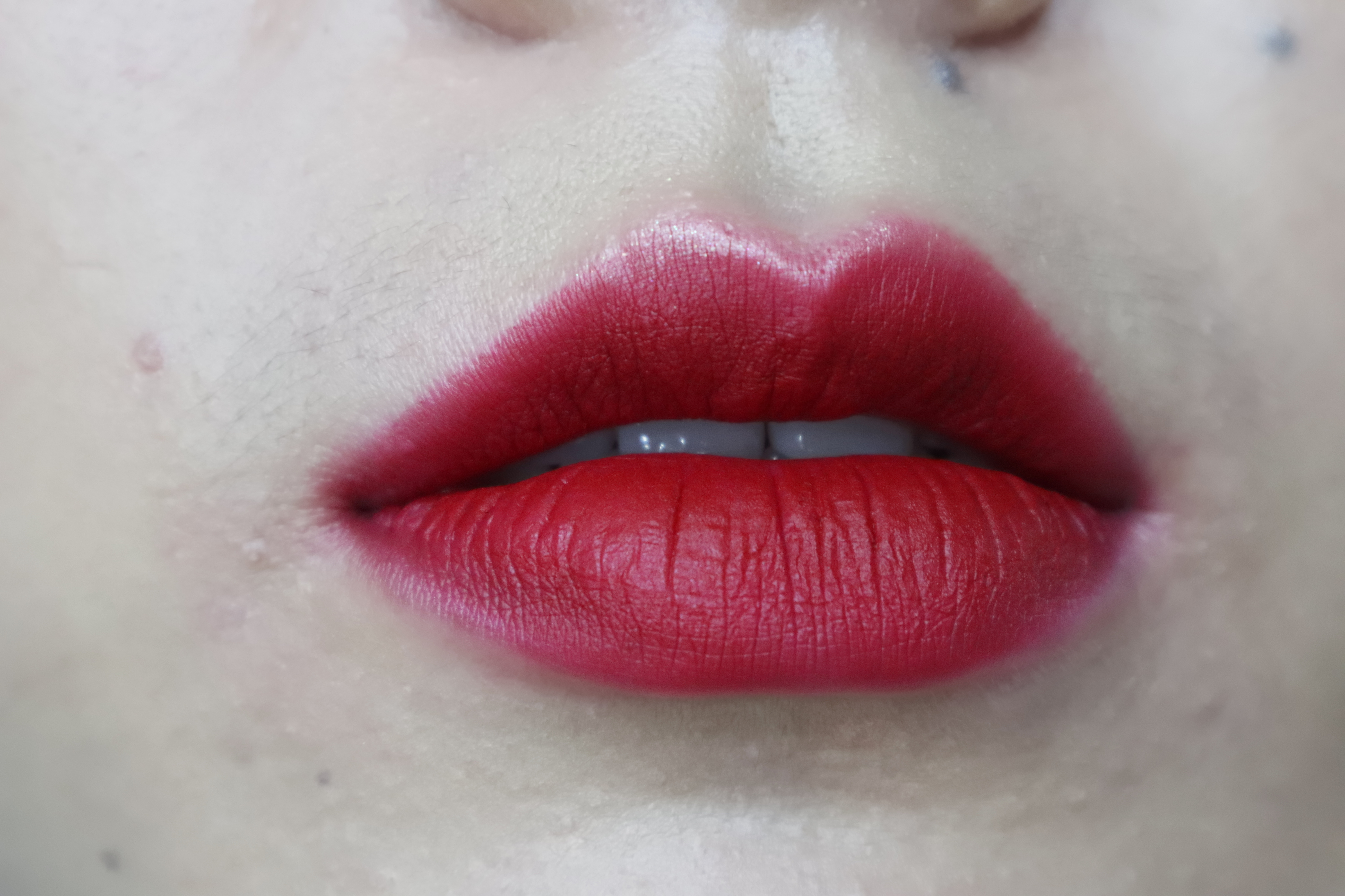 气场爆棚大红色唇膏^阿玛尼红黑管400