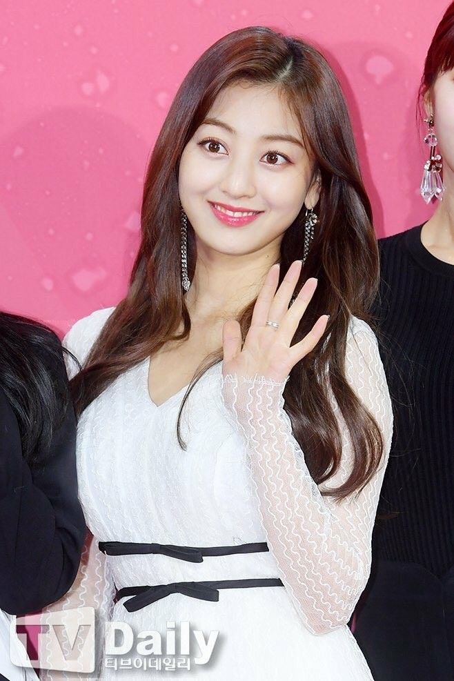 又一对韩流情侣诞生!姜丹尼尔TWICE队长志效