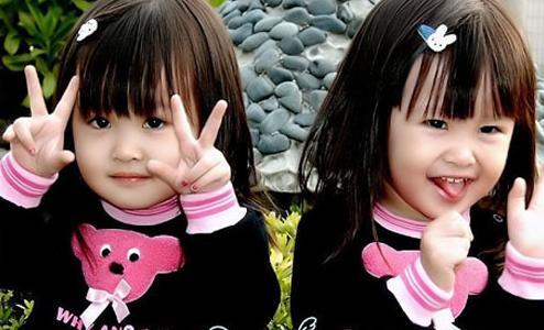 就是这对在2004年红遍网络的台湾双胞胎姐妹sandy周玗希,mamdy周玗函