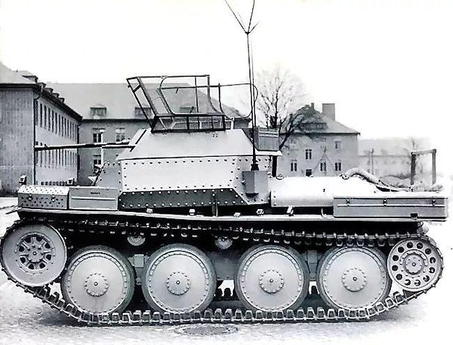 德国首先将38t型坦克改装成了侦察坦克和蟋蟀自行火炮,以及黄鼠狼自行