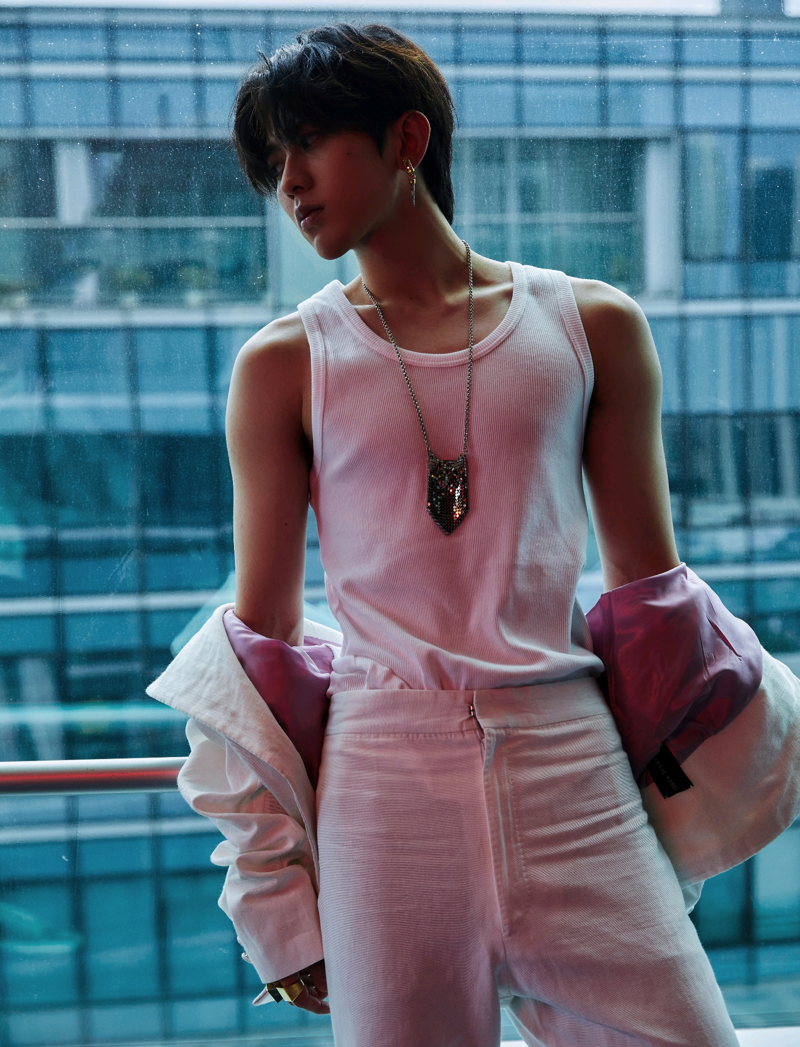 看着地上被撕坏的衣服,叹了口气,只得裸身走到蔡徐坤的衣柜前,拿一件