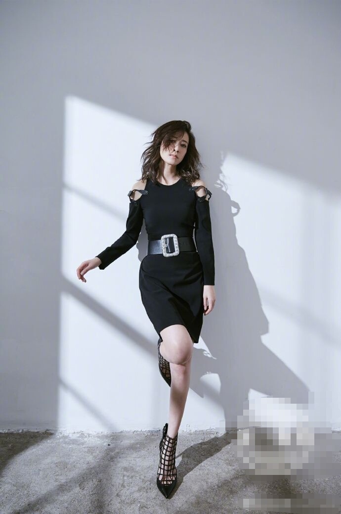 佘诗曼神秘野性照:网眼高跟鞋,黑色连衣裙!网友:姿势有点怪!