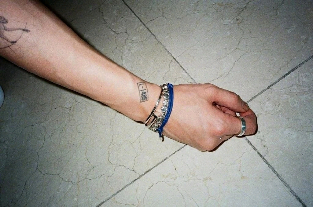 所以纹在身上  12日,灿烈通过ins分享了自己的纹身并配文"1485 "公开