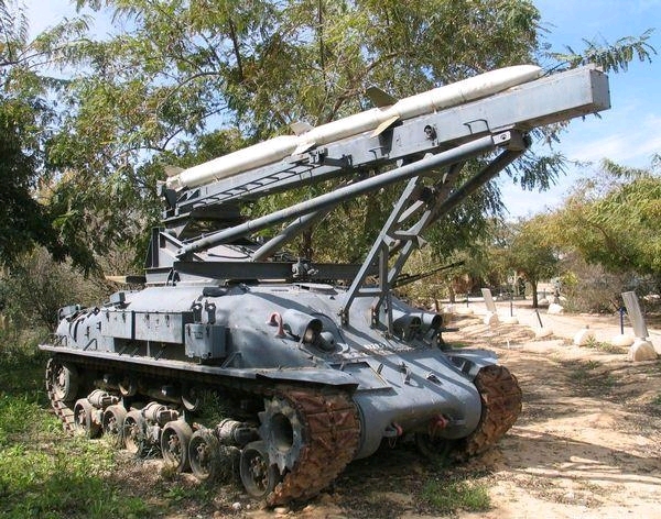 11,fl-10炮塔谢尔曼当时法国试着将amx-13-75的fl-10型摇摆炮塔直接