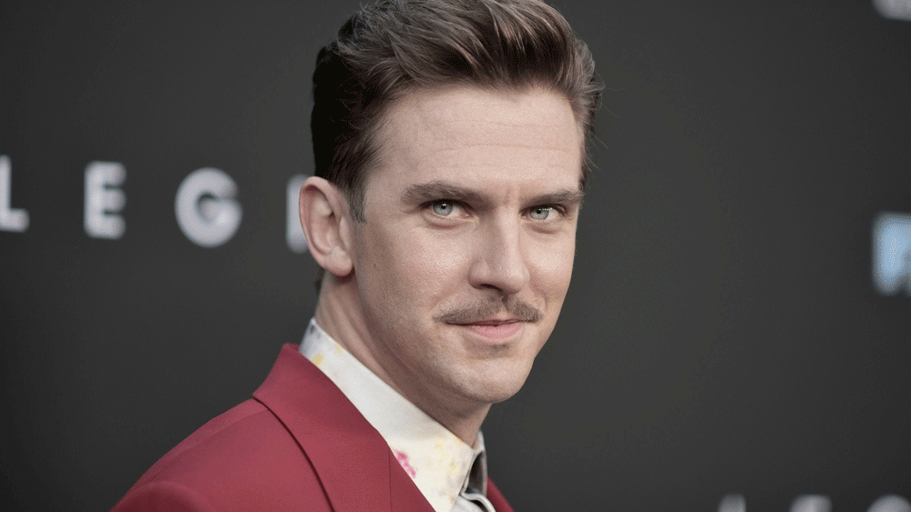 《大群》第三季首播仪式的红毯上,主演丹·史蒂文斯(dan stevens)向