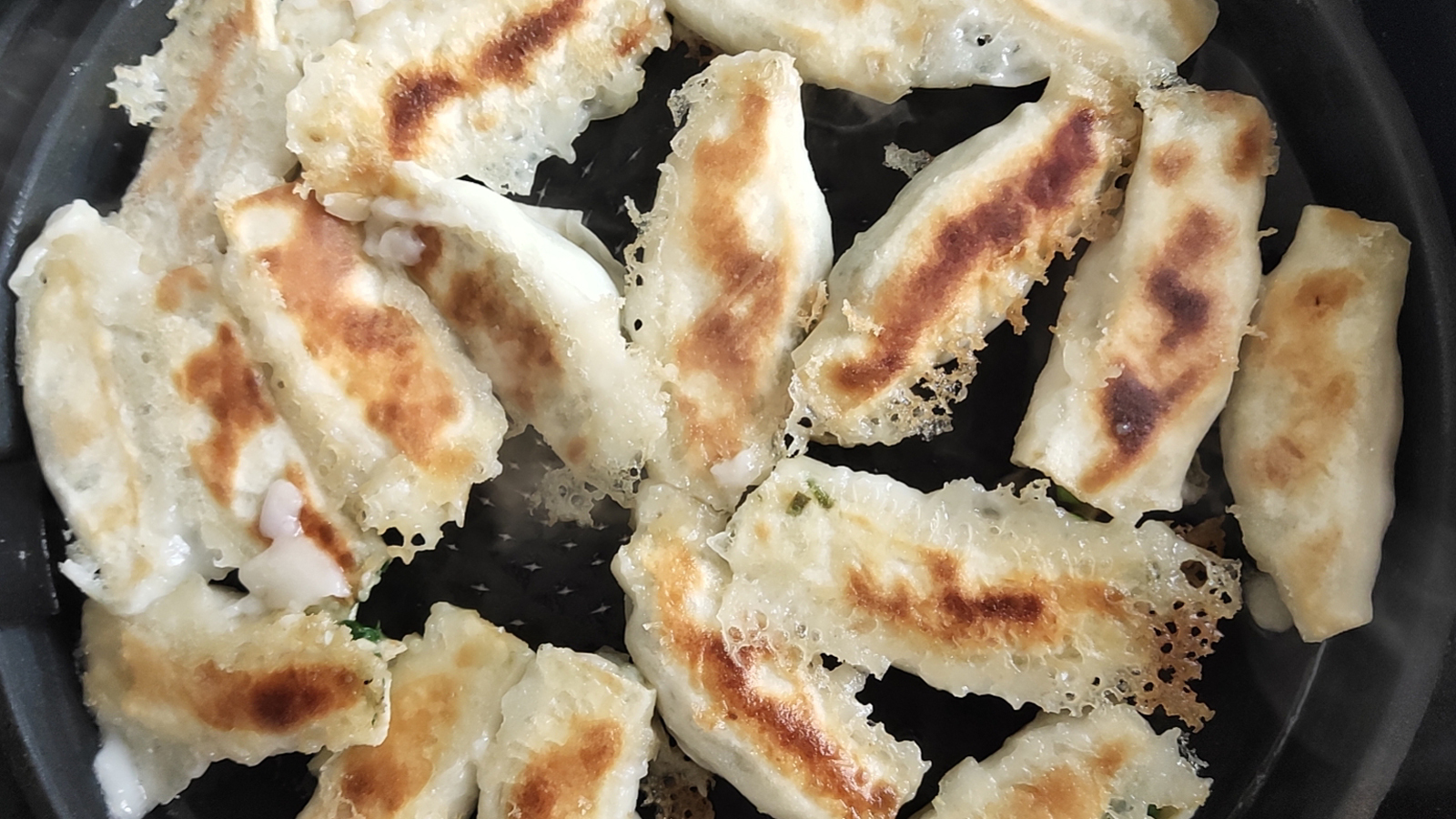 2元钱韭菜10元钱肉,包成露馅饺子不煮不蒸,上桌全家4口人抢着吃