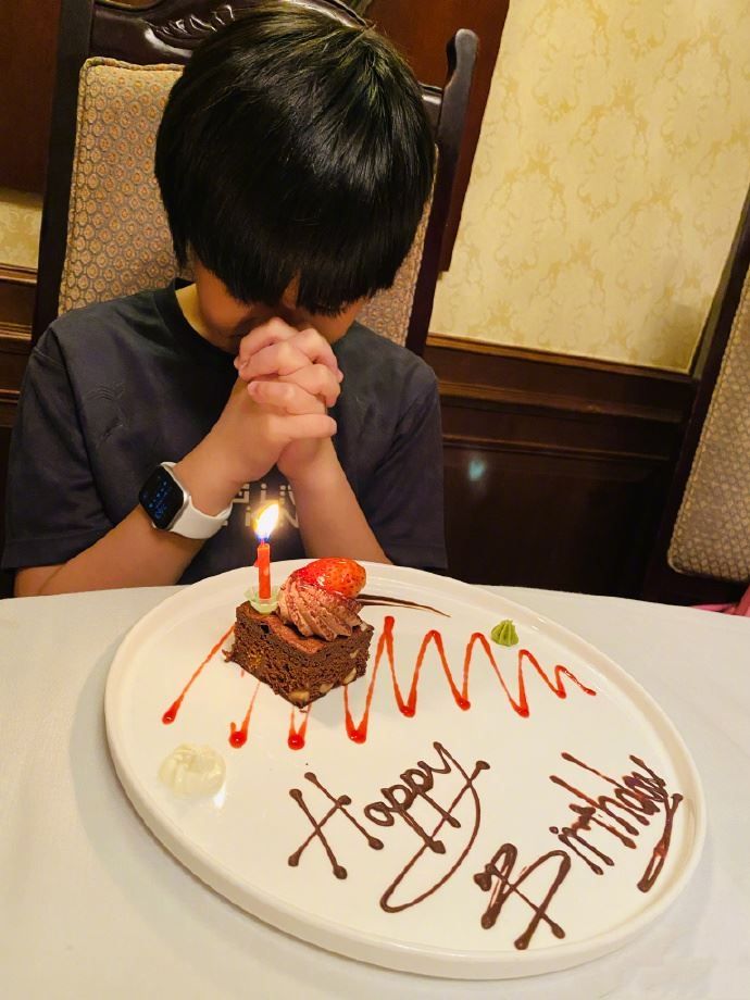 夫妻俩特地在生日前一天带kimi去吃牛排,餐厅也贴心送上小蛋糕,kimi
