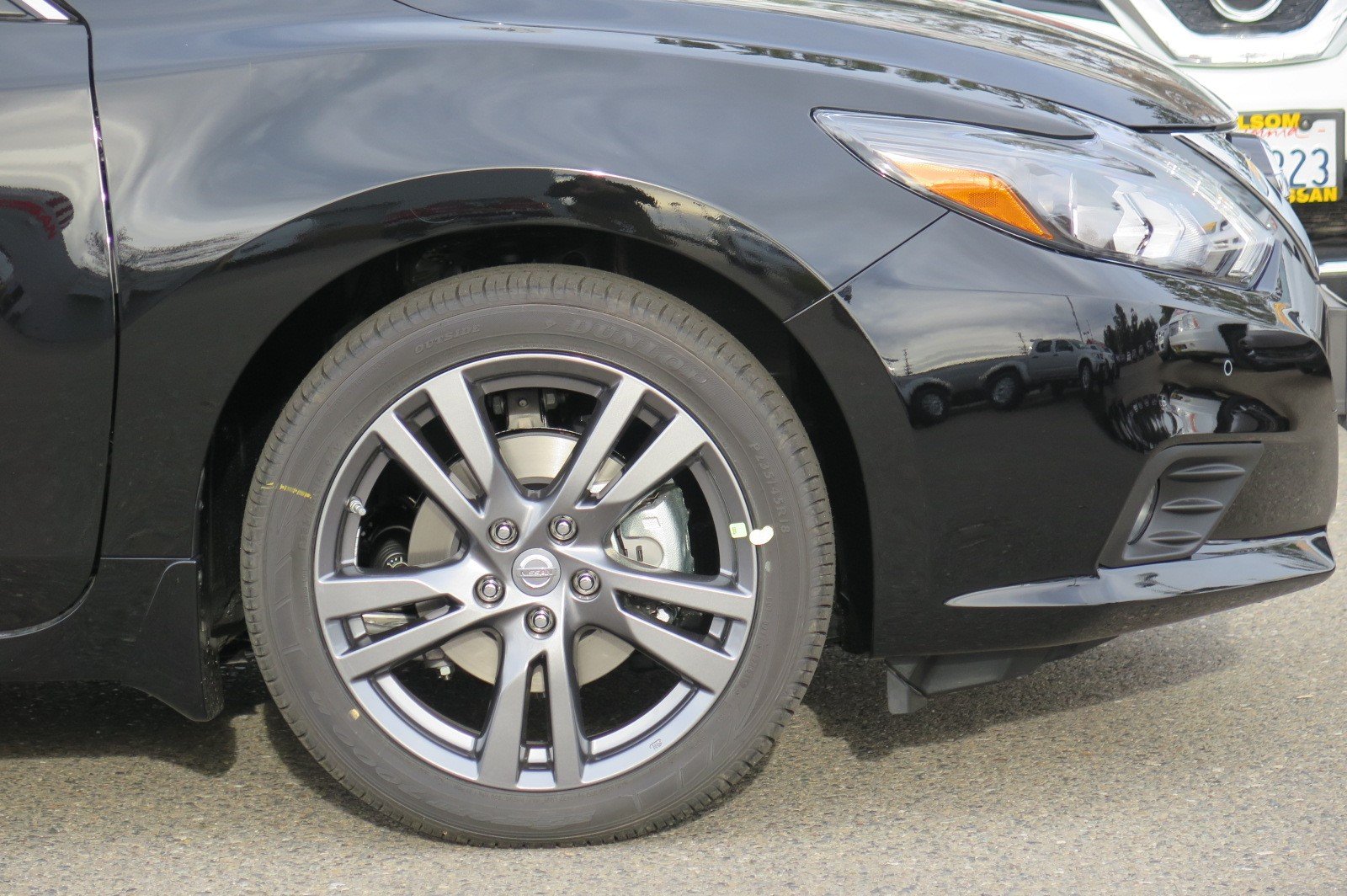 美版天籁车前轮图 前置前驱 邓禄普轮胎 235/45 r18 十辐轮毂 纯银