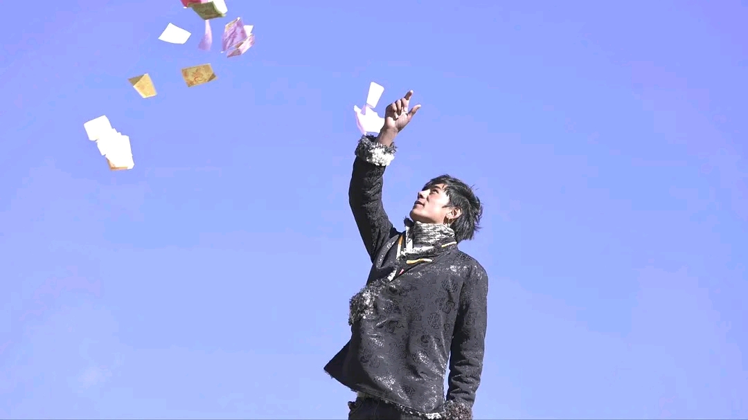 丁真x阿哭 ——生来便受风刀霜剑,但依然拥有美