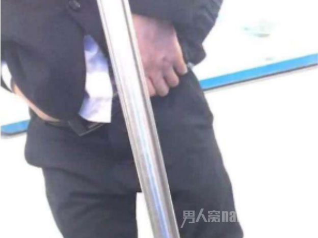 醉酒男子当众便溺怎么回事?如此举动令