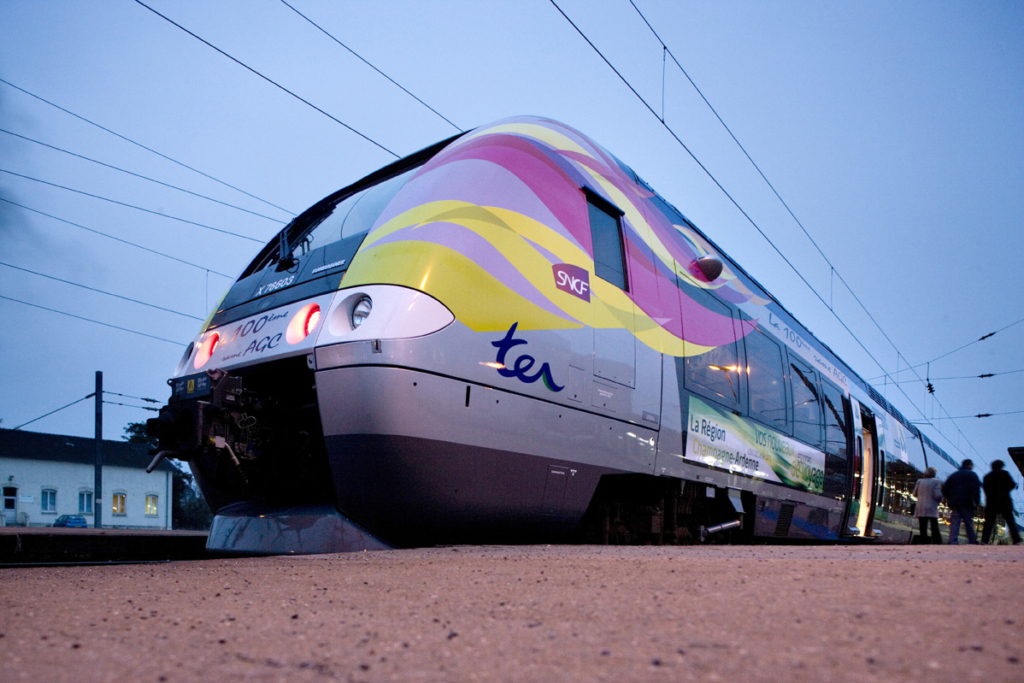 圆圆蓝蓝,伸缩自如—庞巴迪agc系列动车组列车