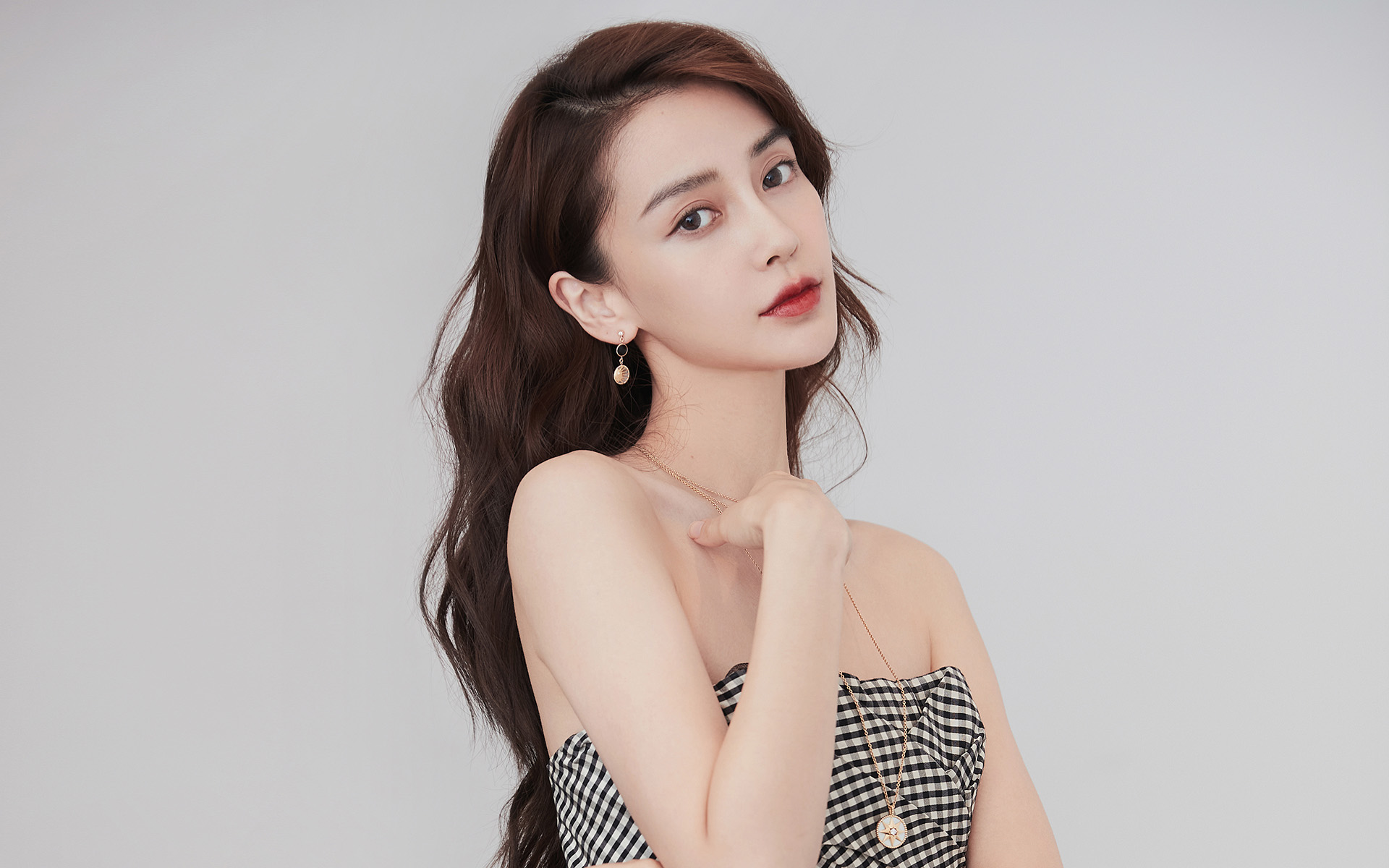 angelababy抹胸性感格子裙,御姐范十足,你爱了吗?